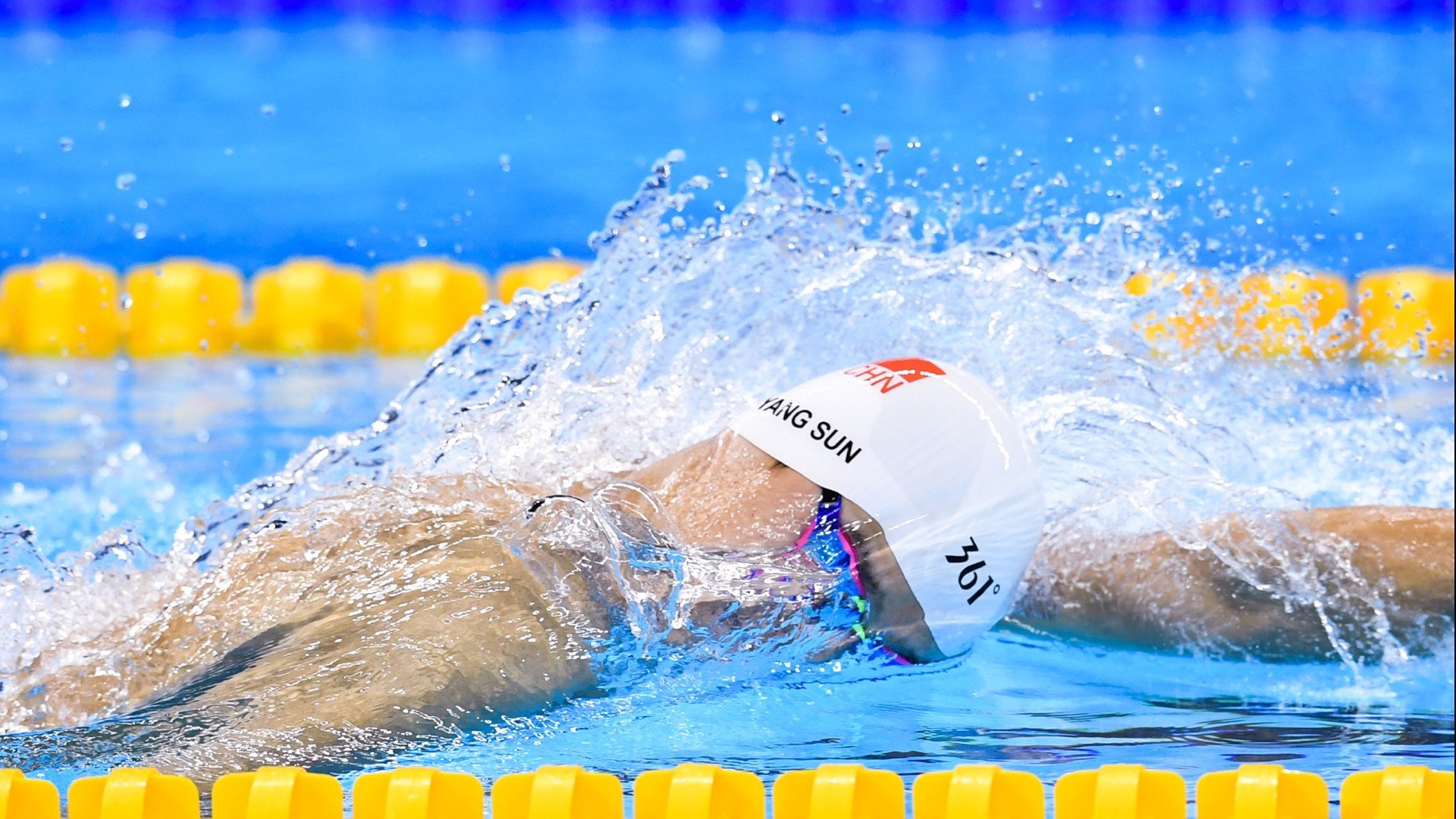 在对阵雄鹿的比赛中,库里展现“神射手”本色,四节投中9个三分,砍下44分!